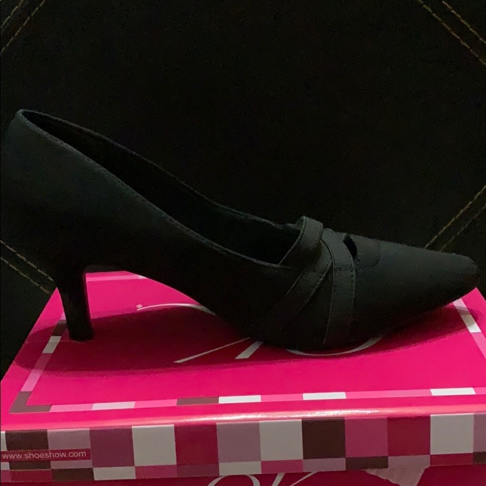 Very comfortable heels.  Size 7 wide